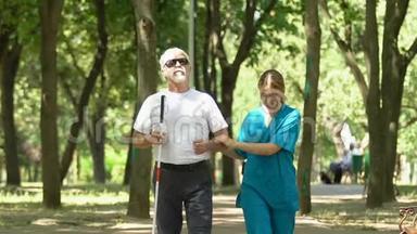 护士与老盲人一起沿临终关怀公园、物业护理及支援